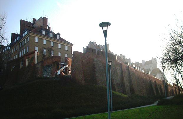 Mury Warszawy -  widok z rogu ul. Mostowej i Brzozowej.JPG