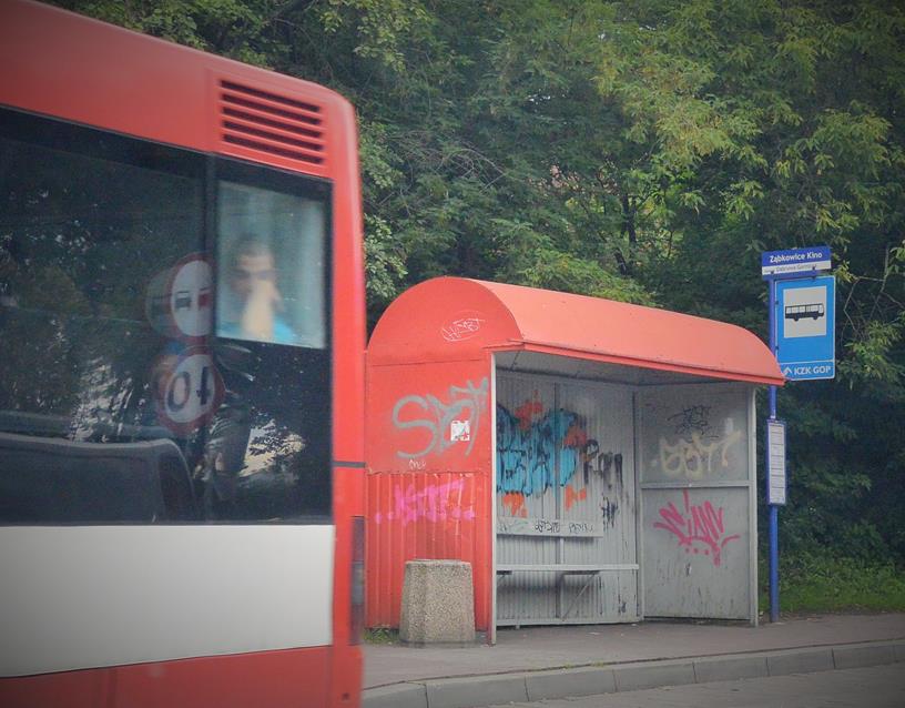 Historyczna już nazwa przystanku autobusowego (1).JPG